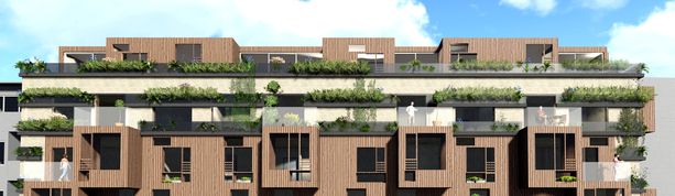 Fassade eines modernen mehrstöckigen Gebäudes mit Holzverkleidung, großen Fenstern und begrünten Balkonen unter blauem Himmel