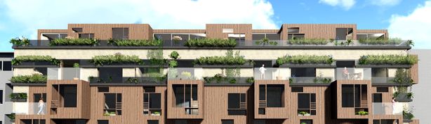 Fassade eines modernen mehrstöckigen Gebäudes mit Holzverkleidung, großen Fenstern und begrünten Balkonen unter blauem Himmel