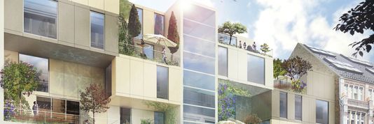Fassade eines modernen Wohngebäudes mit großen Glasflächen, Balkonen und begrünten Dachterrassen